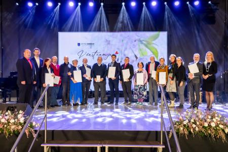 Skupinska fotografija prejemnikov priznanj 2024, foto: Rok Majhenič